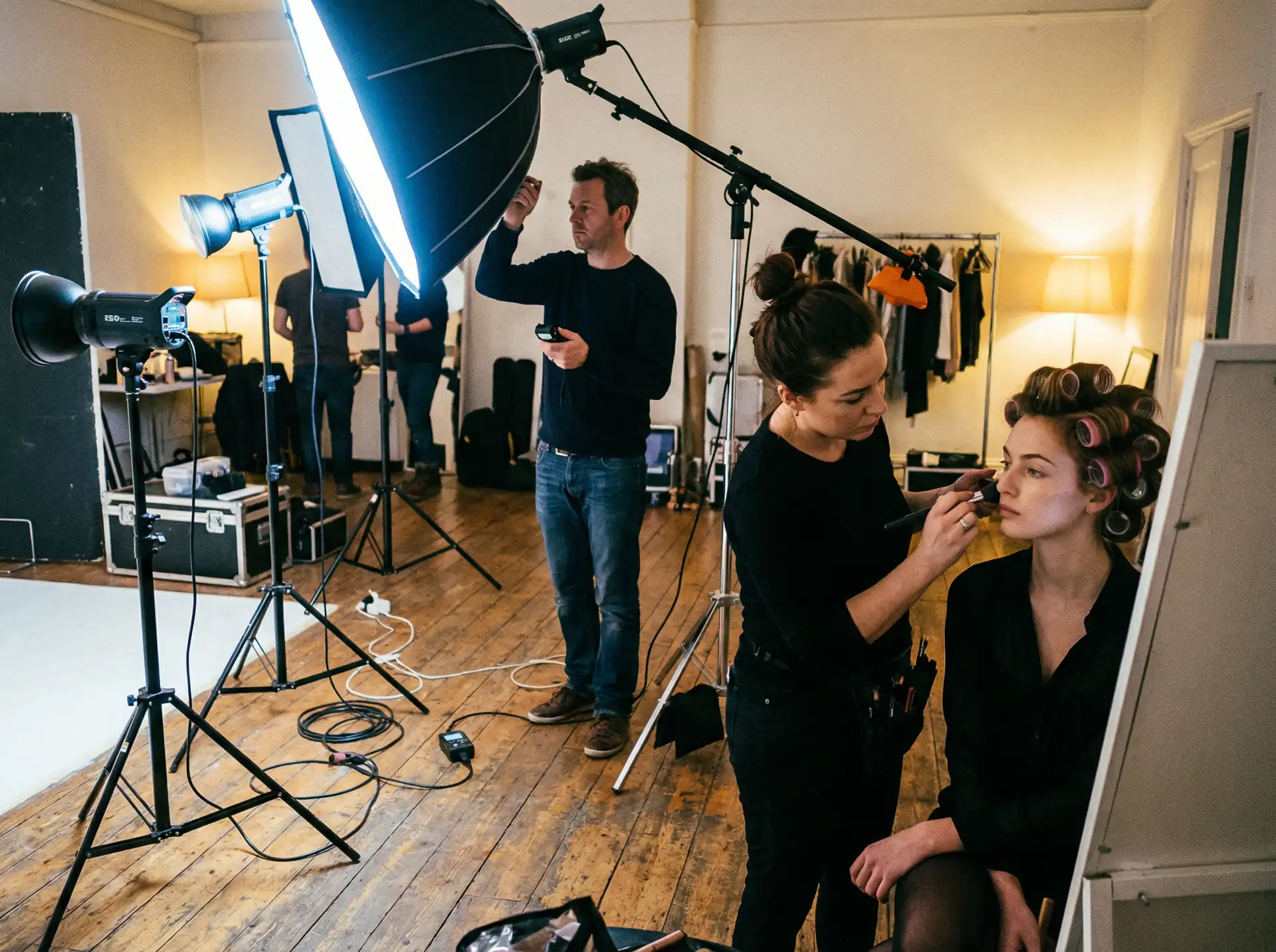 肉视频 幕后花絮 - 化妆师与灯光师在片场协作